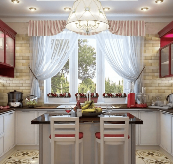 Dapur dengan langit-langit tinggi dan gorden klasik